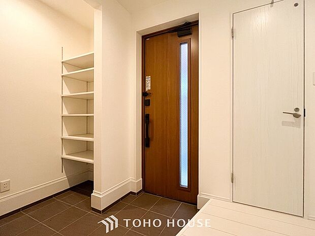 明るく開放感のある玄関。居住者の帰り、訪れる方を優しく迎えてくれます。