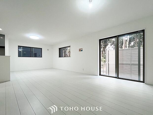 光と風があふれる開放的なリビングダイニングには自然と家族みんなが集まってきます。