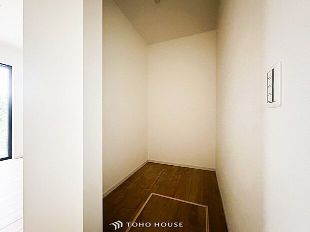衣類だけでなく大きな荷物も収納でき、お部屋がすっきりします。