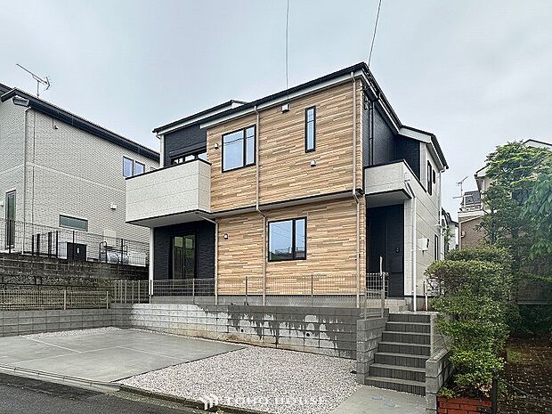 住む人を映し出す洗練された佇まいは、いつまでも輝き続けながらいつしか街の風景に溶け込んでいきます。