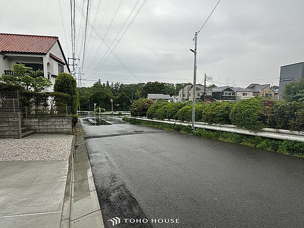 前面道路含む現地写真『快適』は「家」と「街」と「環境」が調和した時に訪れるだと改めて感じさせてくれます。