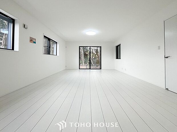 爽やかな色合いのフローリングと清潔感の溢れるクロスが明るい空間を創り出しているリビングダイニング。