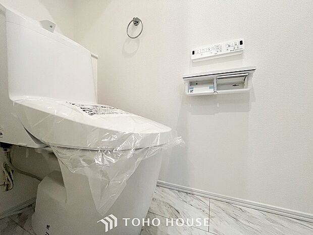 トイレはシンプルにホワイトで統一した温水洗浄付です。