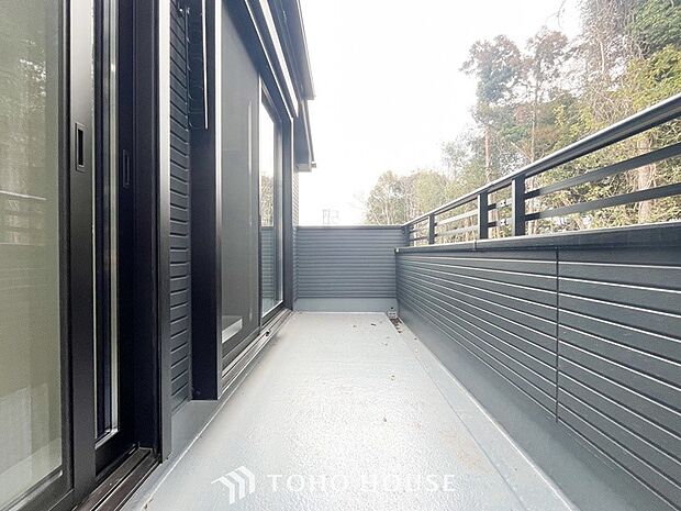 暮らしの中で光と風を演出してくれるバルコニー。