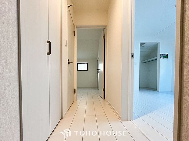 上質感漂う廊下。居住者の帰り、訪れる方を優しく迎え安らぎに満ちた生活空間を予感させます。