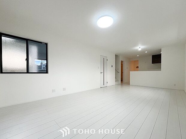 ご家族みんながゆったり寛げる広々リビング。上質な時間を育む暮らしのメインステージです。