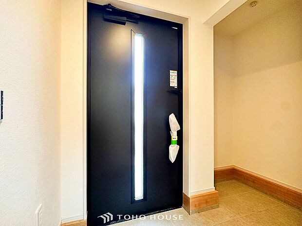 落ち着いた色を基調としていて、明るく優しい玄関となっています。