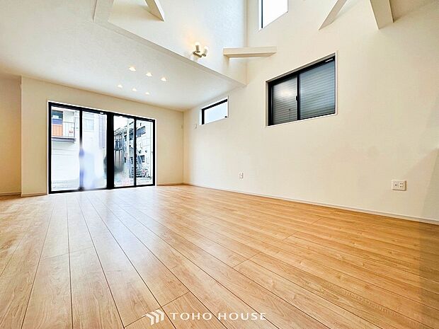 明るく開放的な空間が広がるLDK。室内には豊かな陽光が注ぎ込み、爽やかな住空間を演出。