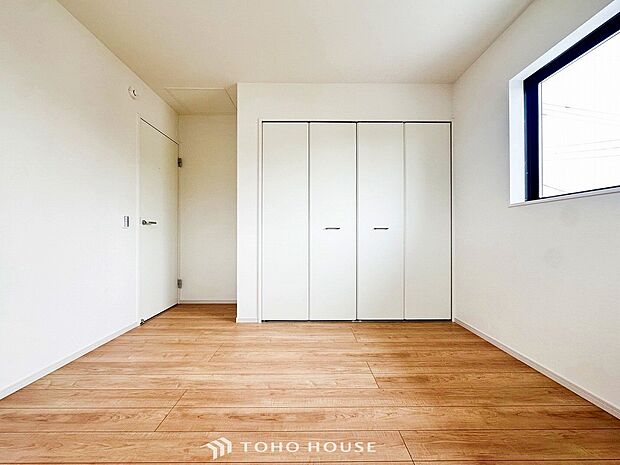 大きな窓からたっぷりと陽光が注がれる明るい空間。家族の成長に対応できる永住仕様の間取り。