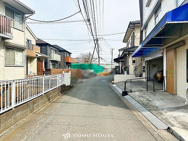前面道路含む現地写真『快適』は「家」と「街」と「環境」が調和した時に訪れるだと改めて感じさせてくれます。