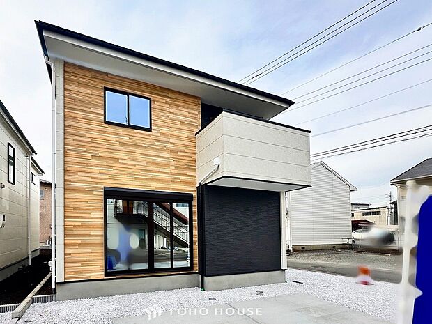 住む人を映し出す洗練された佇まいは、いつまでも輝き続けながらいつしか街の風景に溶け込んでいきます。