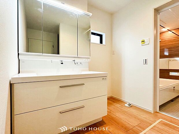 清潔感のあるカラーで統一されたプライベート空間は、身だしなみチェックや肌のお手入れに最適です。