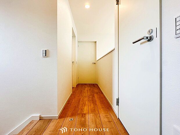 上質感漂う廊下。居住者の帰り、訪れる方を優しく迎え安らぎに満ちた生活空間を予感させます。