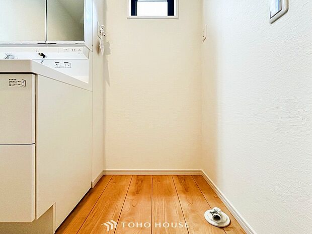 洗濯機を配置しても十分なスペースを確保しております。