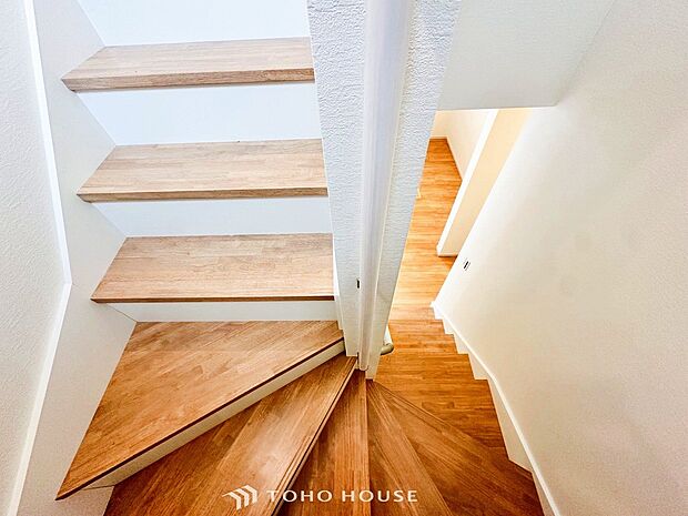 各フロアを結ぶ階段。集いの空間と一人の時間を楽しむプライベートルームをバランスよく繋いでいます。