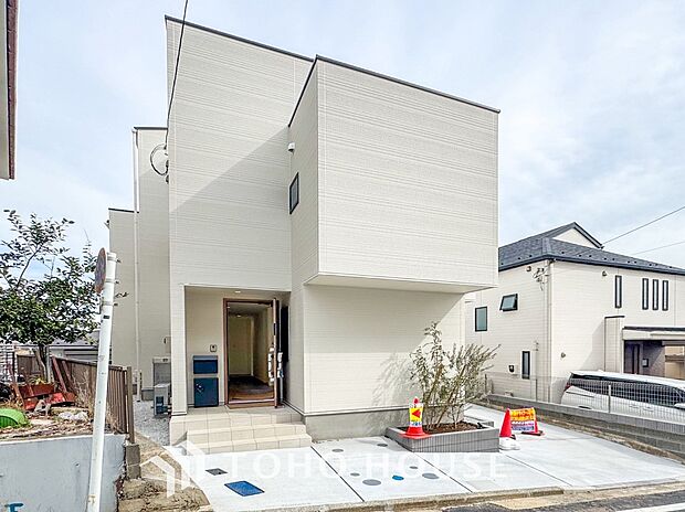 住む人や訪れる人やさしくエスコートする玄関アプローチ。