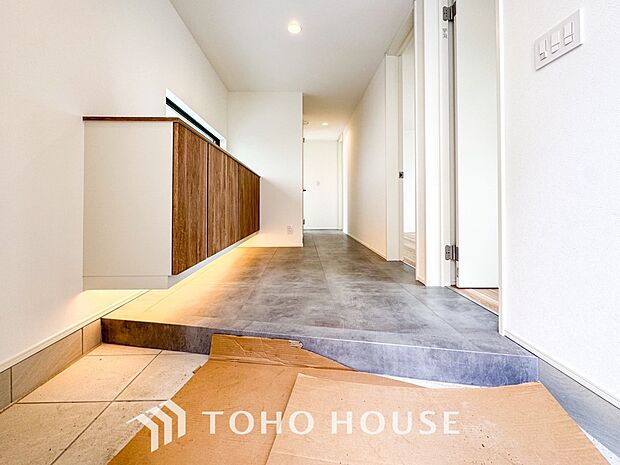 明るく開放感のある玄関。居住者の帰り、訪れる方を優しく迎えてくれます。