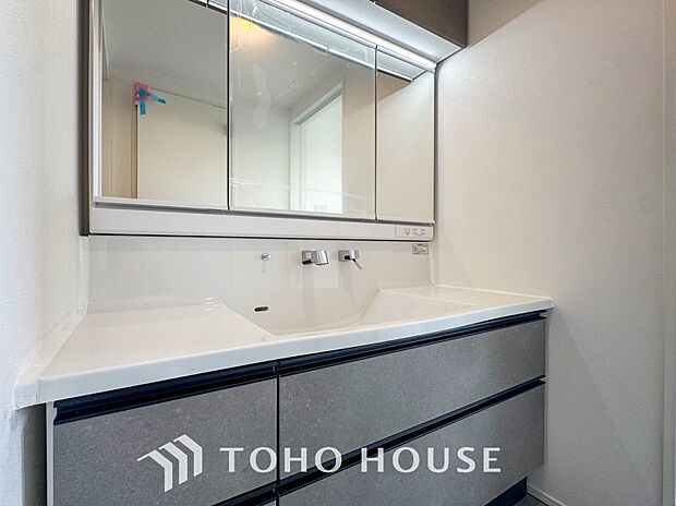 洗面台・洗面所収納たっぷりの三面鏡つき洗面台。毎朝身支度で活躍するスペースです。