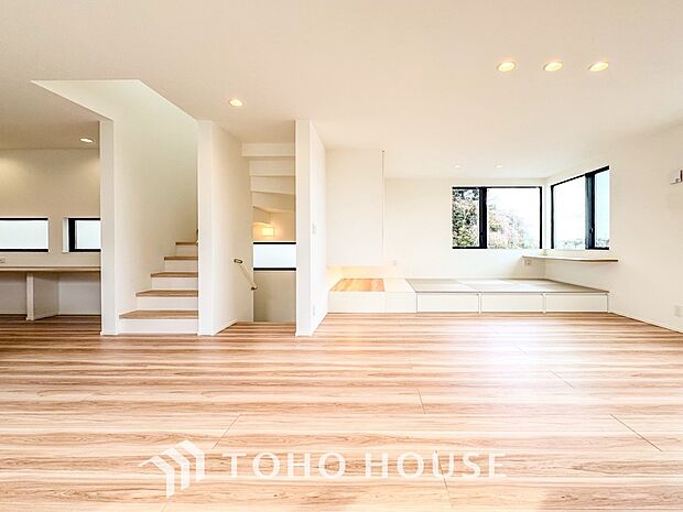 光と風があふれる開放的なリビングダイニングには自然と家族みんなが集まってきます。