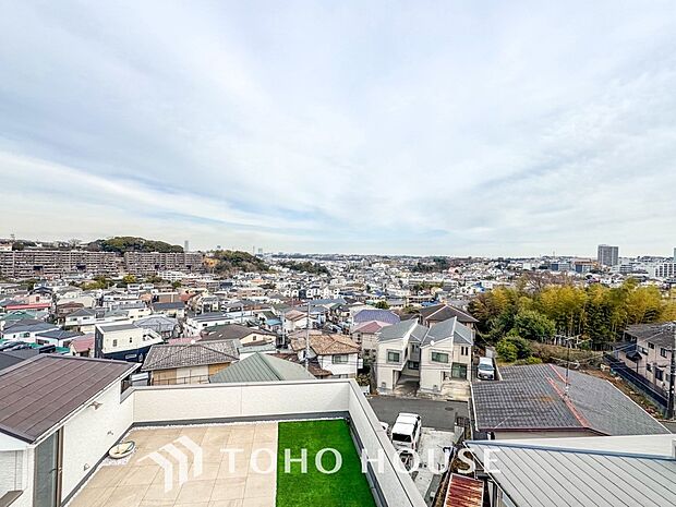 遮るもののない伸びやかな眺望が広がります。空に手が届きそうなほど視界が開けて開放感がありますね