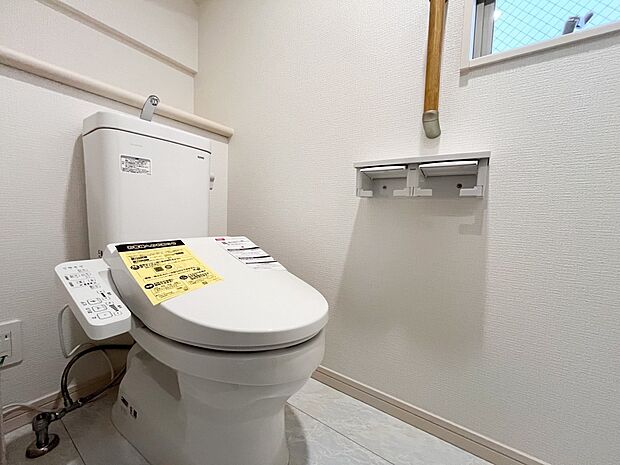 トイレはシンプルにホワイトで統一した温水洗浄付です。