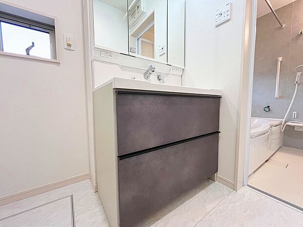 洗面台・洗面所パウダールームはナチュラルな雰囲気で清潔な印象。