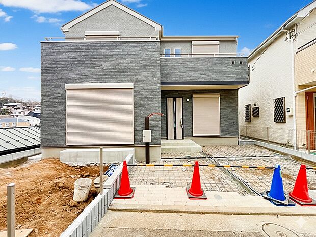 爽やかな青空の下に贅沢なほどに降り注ぐ陽光、豊かな居住性と、クオリティが見事に調和した住空間。