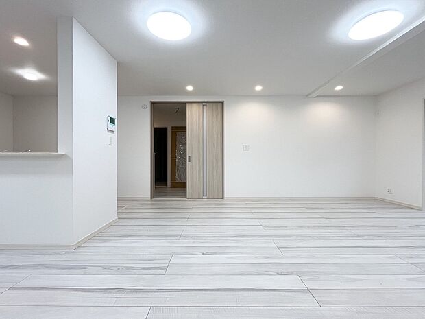 爽やかな色合いのフローリングと清潔感の溢れるクロスが明るい空間を創り出しているリビングダイニング。