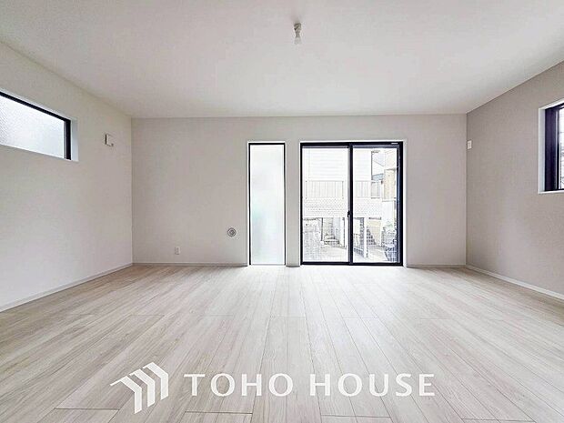 明るく開放的な空間が広がるLDK。室内には豊かな陽光が注ぎ込み、爽やかな住空間を演出。