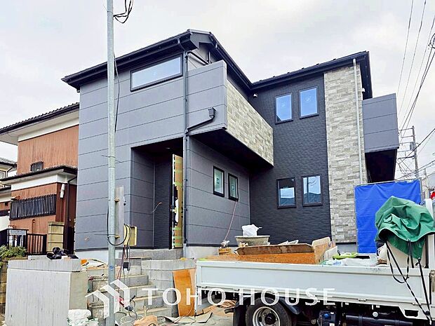 爽やかな青空の下に贅沢なほどに降り注ぐ陽光、豊かな居住性と、クオリティが見事に調和した住空間。