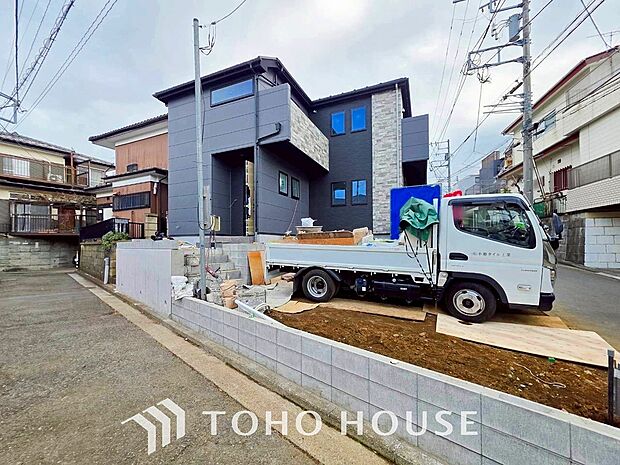 住む人を映し出す洗練された佇まいは、いつまでも輝き続けながらいつしか街の風景に溶け込んでいきます。