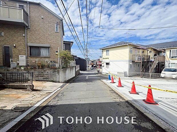 前面道路含む現地写真『快適』は「家」と「街」と「環境」が調和した時に訪れるだと改めて感じさせてくれます。