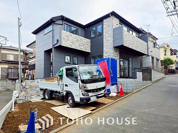 敷地内にカースペース有り。ゆとりある空間を保っています。