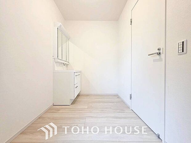 落ち着いた空間を演出するカラーと、ゆったりお使い頂ける広さが魅力のパウダールーム。