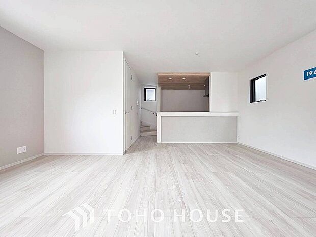 自然と家族が集う、開放感のある明るいダイニング。