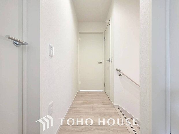 上質感漂う廊下。居住者の帰り、訪れる方を優しく迎える・安らぎに満ちた生活空間を予感させる。