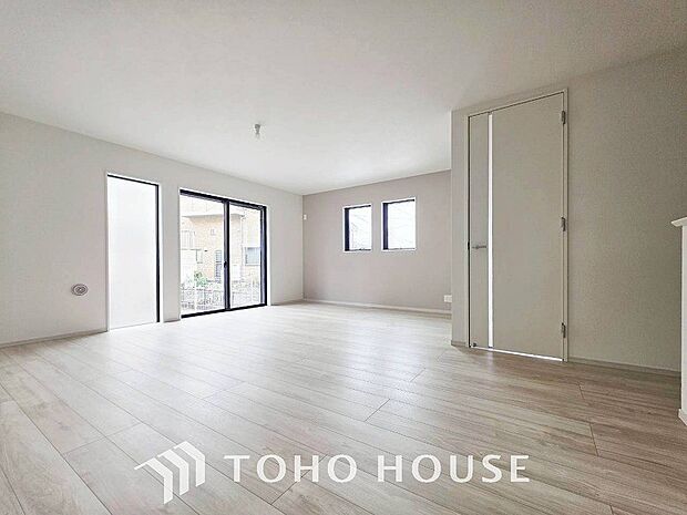 家族と過ごすひと時を溢れる光が優しく包み込むリビングダイニング。