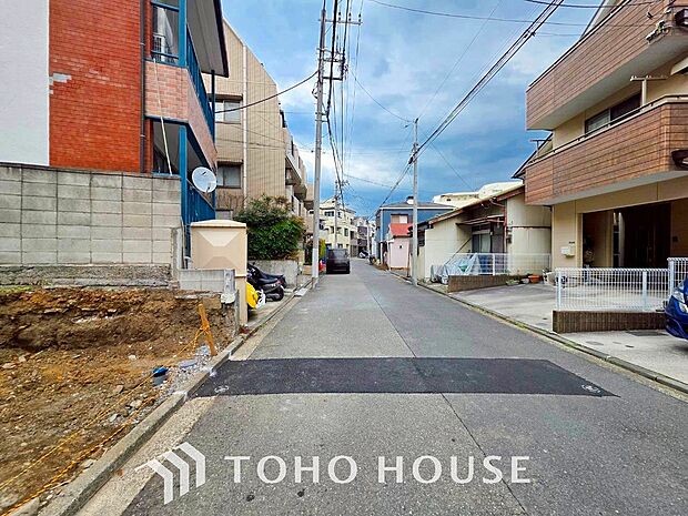 前面道路含む現地写真『快適』は「家」と「街」と「環境」が調和した時に訪れるだと改めて感じさせてくれます。