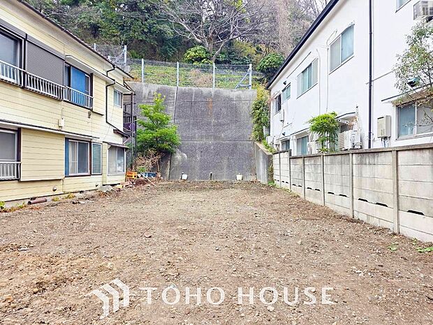 閑静な住宅街の陽当りに恵まれた土地。たくさんの想いが美しいカタチに彩られます。