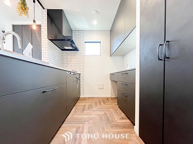 機能的で使い勝手のよさそうなキッチン。明るく清潔感があります。