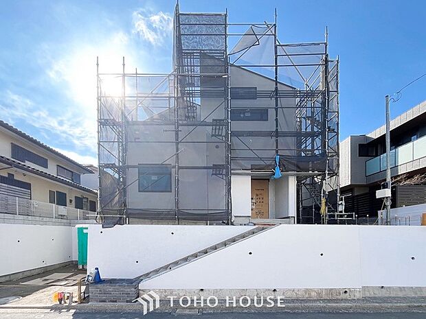 爽やかな青空の下に贅沢なほどに降り注ぐ陽光、豊かな居住性と、クオリティが見事に調和した住空間。