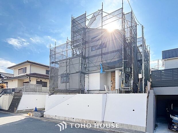 住む人を映し出す洗練された佇まいは、いつまでも輝き続けながらいつしか街の風景に溶け込んでいきます。