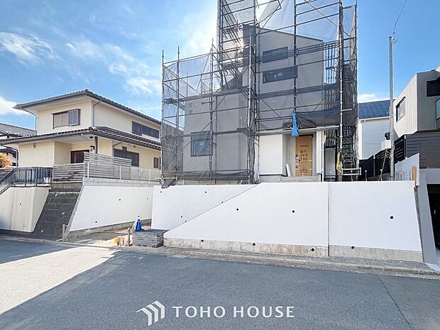 住む人を映し出す洗練された佇まいは、いつまでも輝き続けながらいつしか街の風景に溶け込んでいきます。