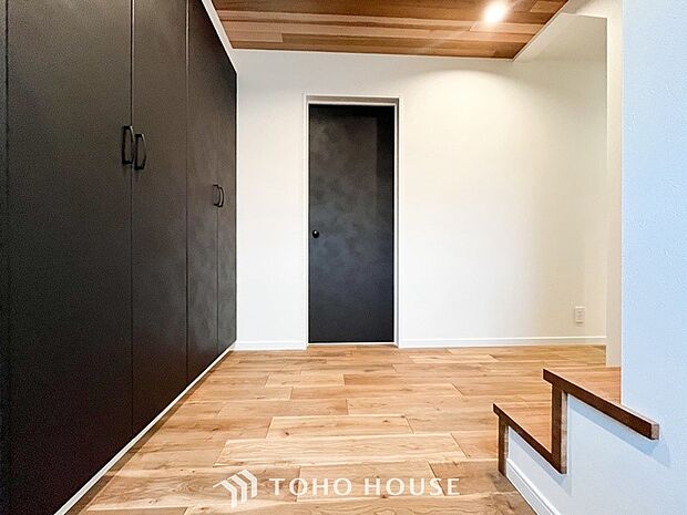 上質感漂う廊下。居住者の帰り、訪れる方を優しく迎え安らぎに満ちた生活空間を予感させます。