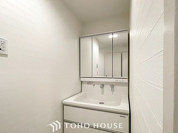 洗面台・洗面所パウダールームはナチュラルな雰囲気で清潔な印象。