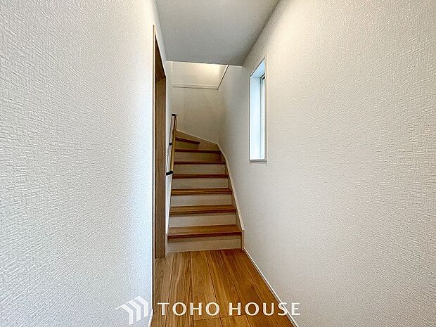 上質感漂う廊下。居住者の帰り、訪れる方を優しく迎える・安らぎに満ちた生活空間を予感させる。