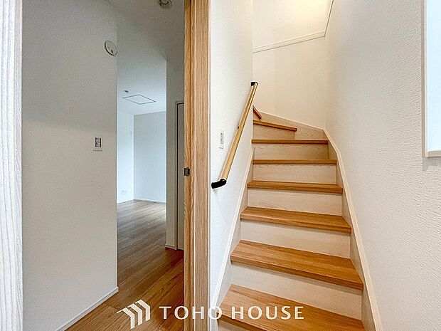 階段にはお子様やお年寄りに安心な手すりをご用意。