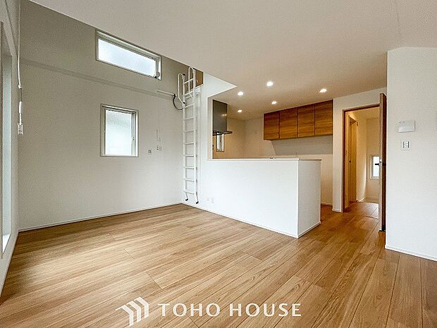 対面式キッチンのあるLDKで家族の会話が弾みます。