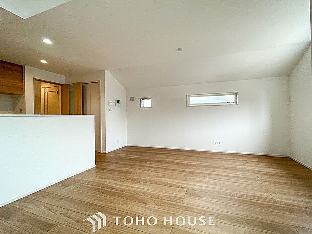 爽やかな色合いのフローリングと清潔感の溢れるクロスが明るい空間を創り出しているリビングダイニング。