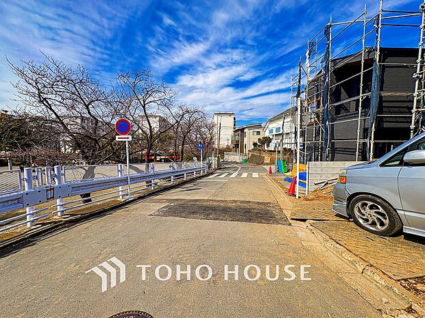 前面道路含む現地写真『快適』は「家」と「街」と「環境」が調和した時に訪れるだと改めて感じさせてくれます。